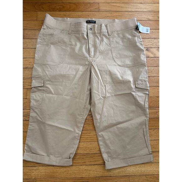 Lee Women’s Relaxed Fit Cargo Capri Pants 22W Beige Khaki Mid Stretch Pockets - Picture 1 of 7